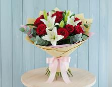 Букет цветов из:  Лилии и Розы в Пластуновской