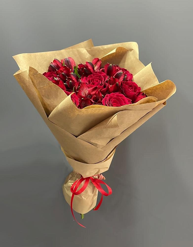 Букет цветов из: Альстромерии и Розы в Пластуновской