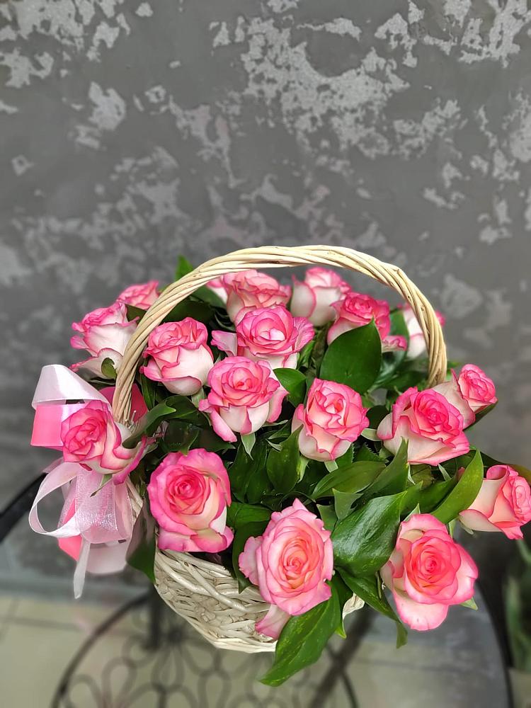Цветочная композиция из Розы в корзине в Пластуновской