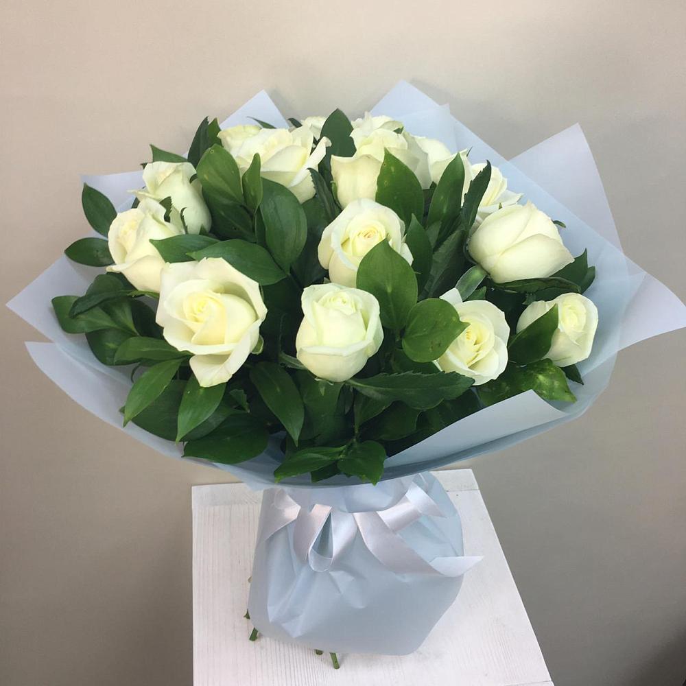 Букет 15 Белых роз Проуд в Пластуновской