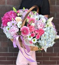 Цветочная композиция из Розы, Хризантемы, Пионы и Лизиантусы в корзине в Пластуновской