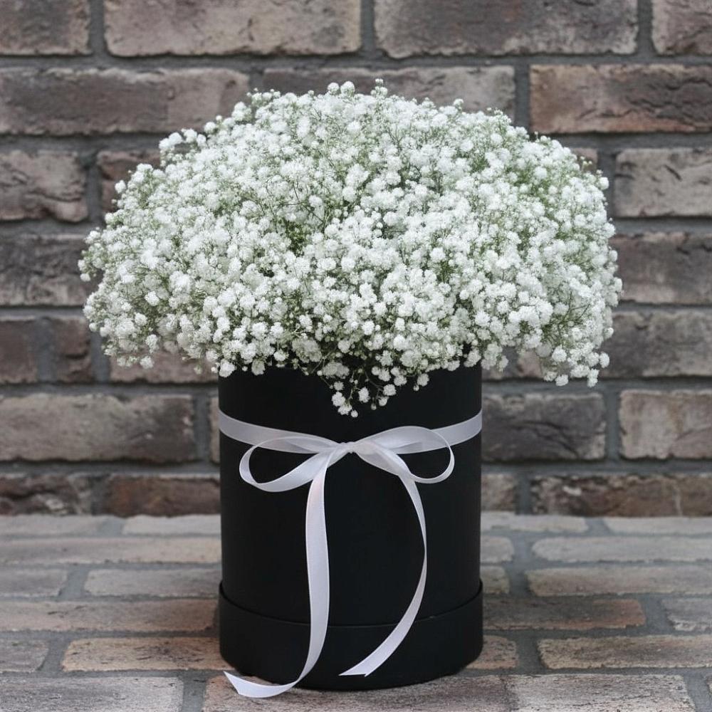 Цветочная композиция из Гипсофила в шляпной коробке в Пластуновской