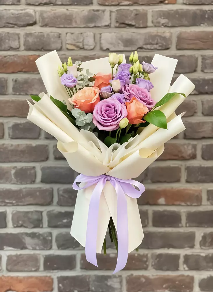 Букет цветов из: Лизиантусы и Розы в Пластуновской