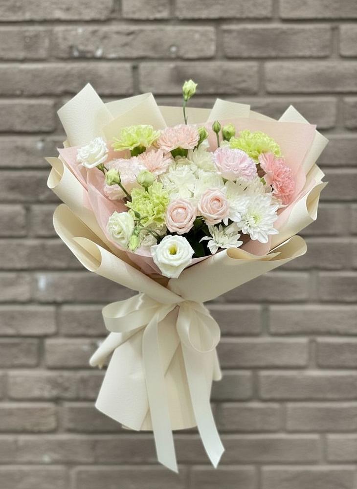Букет цветов из: Гвоздики, Розы, Лизиантусы и Хризантемы в Пластуновской