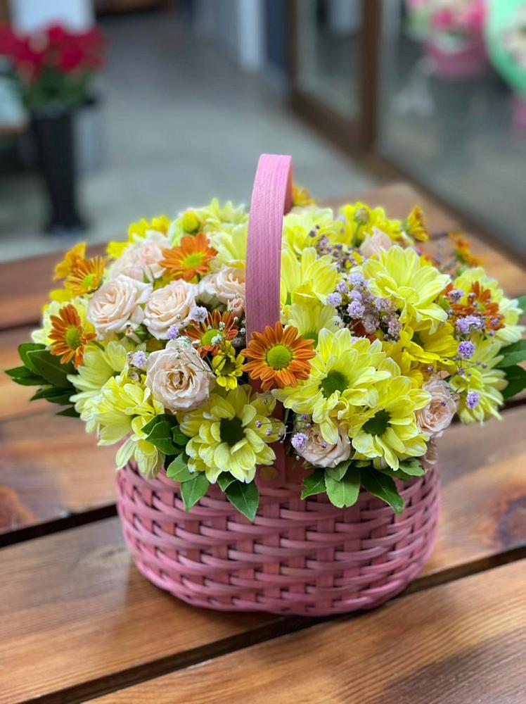 Цветочная композиция из Хризантемы и Розы в корзине в Пластуновской