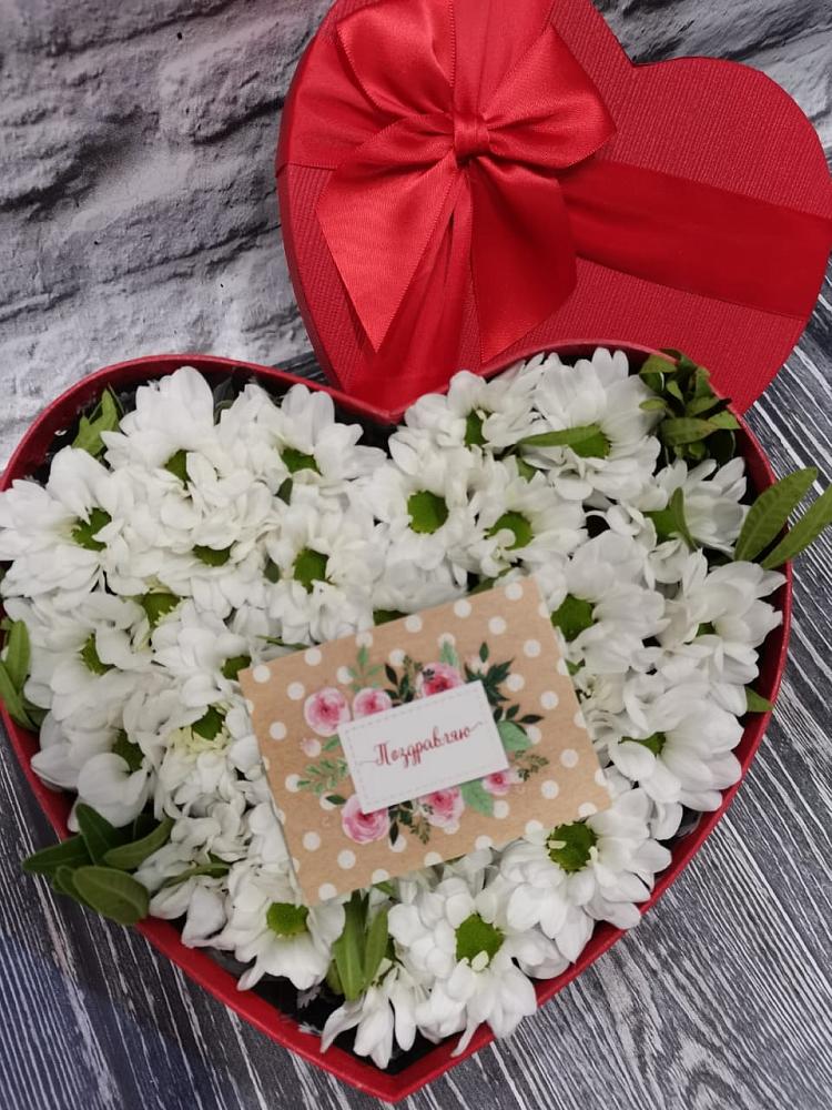 Цветочная композиция из Хризантемы в виде сердца в Пластуновской