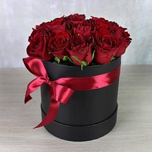 Цветочная композиция из Розы в шляпной коробке в Пластуновской