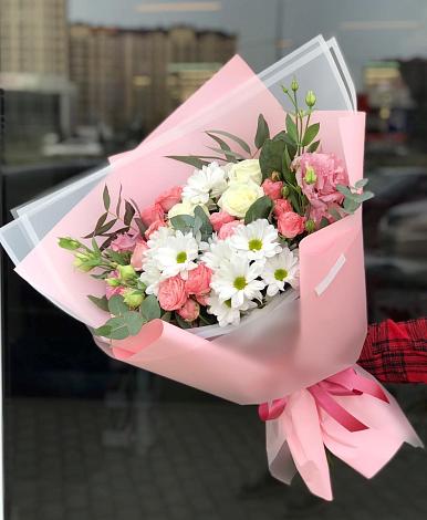 Букет цветов из: Розы, Лизиантусы и Хризантемы в Пластуновской