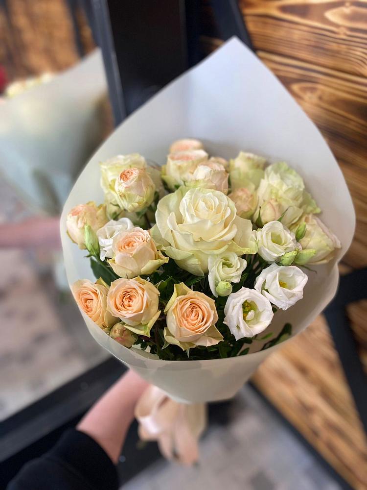 Букет цветов из: Розы и Лизиантусы в Пластуновской